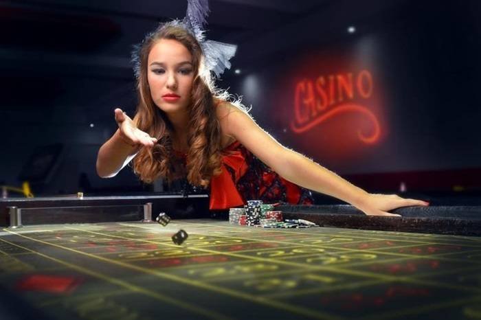Layar Tabel Hadiah live dealer di alexia togel menampilkan pembayaran Blackjack, Roulette, dan Baccarat